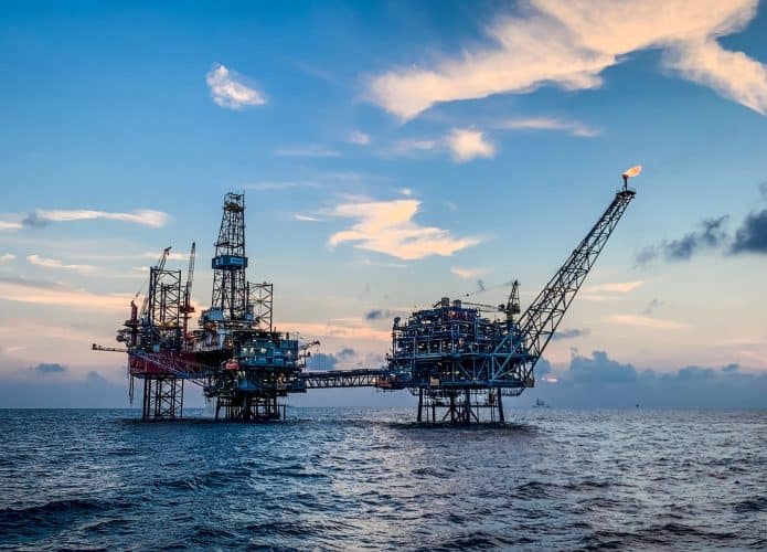 Plataforma de petróleo em alto mar