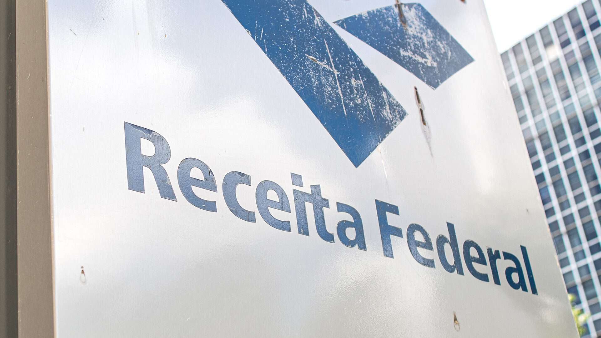 Placa com o logotipo da Receita Federal
