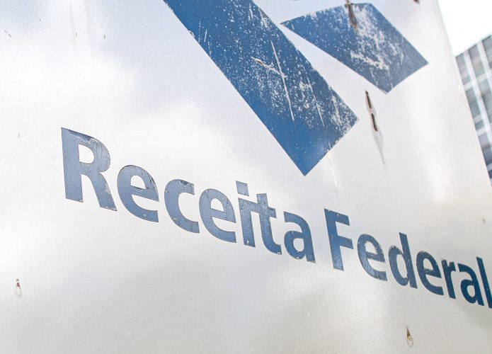 Placa com o logotipo da Receita Federal