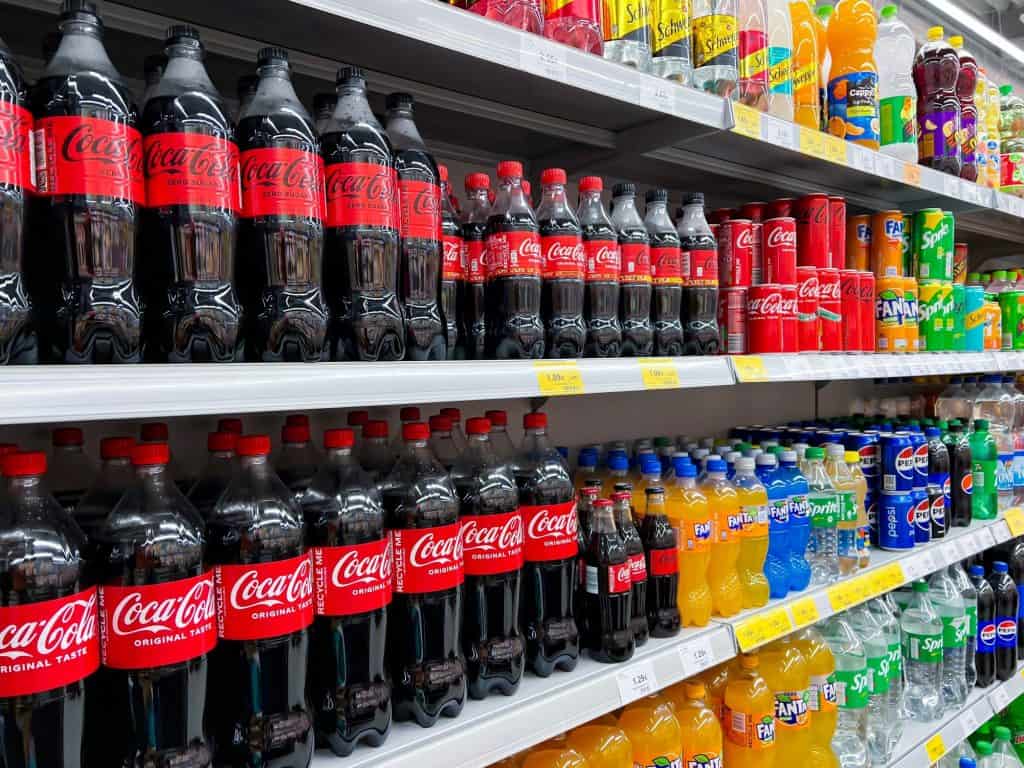 Prateleira de supermercado abastecida com muitas garrafas de refrigerante