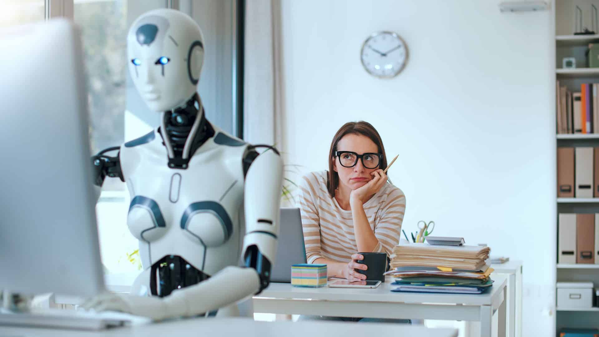 Mulher estressada decepcionada e robô de IA sentado na mesa do escritório e trabalhando