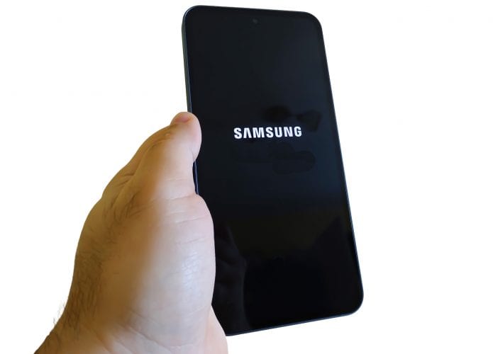 Logo da Samsung em um smartphone em uma mão