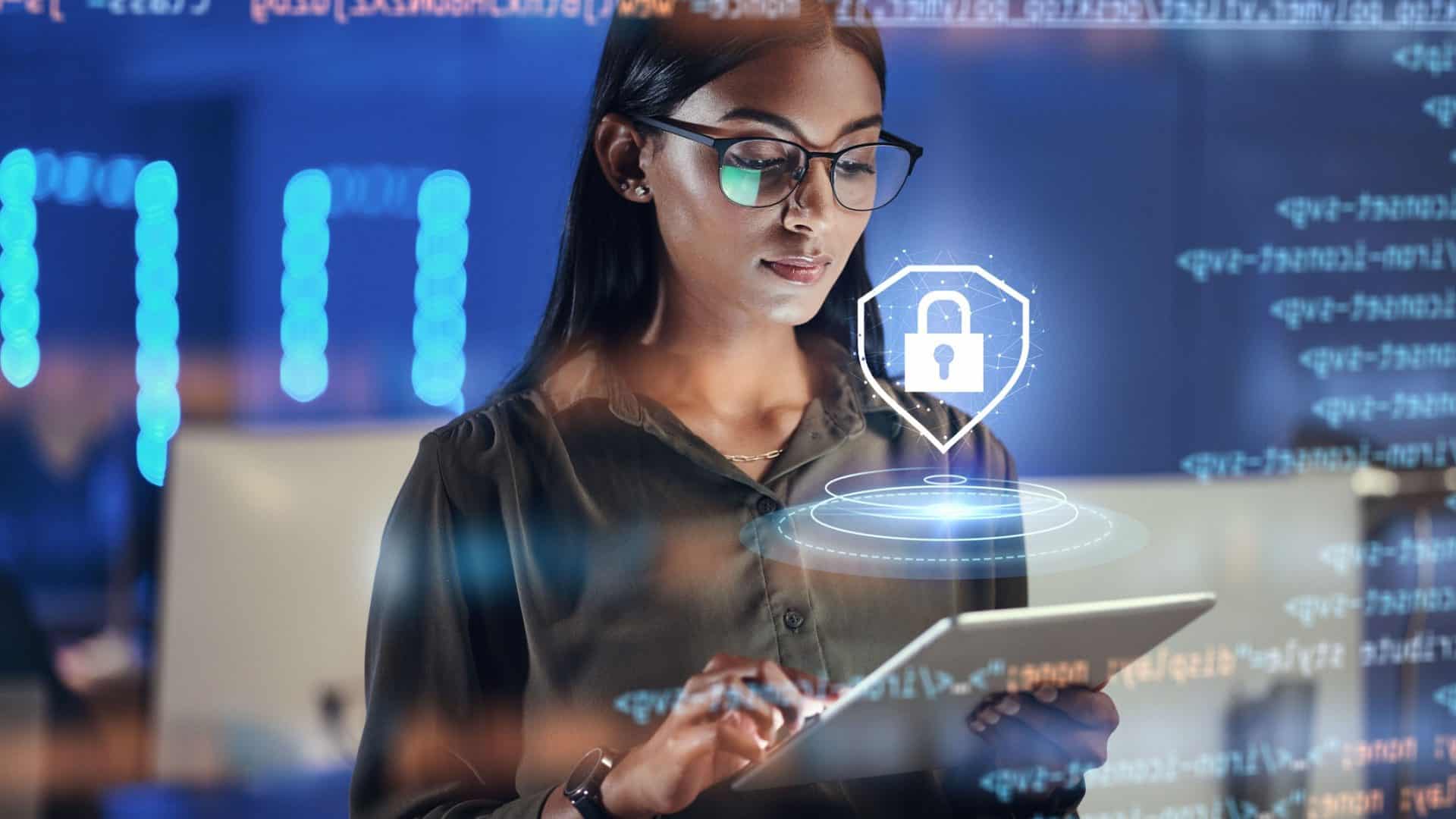Mulher com tablet e símbolo de cadeado holográfico representado segurança cibernética