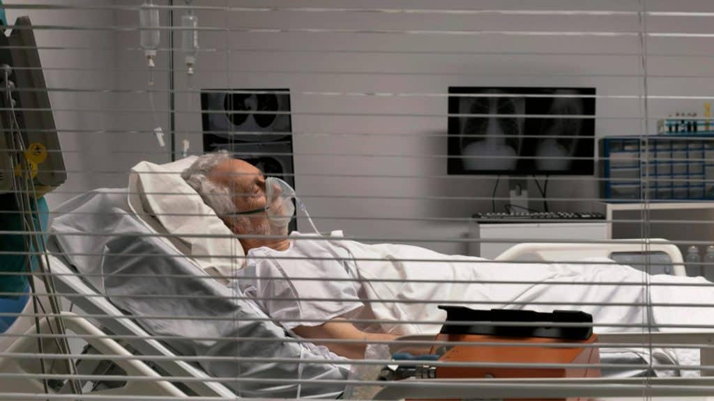 senhor em cama de hospital