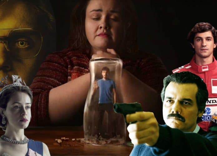 Montagem com personagens de séries baseadas em fatos reais. À esquerda, Jeffrey Dahmer, com expressão séria e óculos, da série Dahmer. No centro, uma mulher com as mãos sobre um vidro contendo um homem em miniatura, representando a série Bebê Rena. À direita, Ayrton Senna com macacão de piloto e capacete em mãos, da série Senna, e abaixo dele, Pablo Escobar com arma apontada, da série Narcos. Na parte inferior esquerda, a Rainha Elizabeth II usando coroa e colar, representando The Crown.