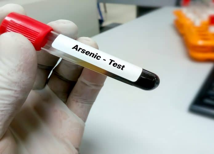 Amostra de sangue para teste de arsênico. O arsênico é um elemento metálico pesado. Níveis altos de arsênico podem indicar intoxicação por arsênico