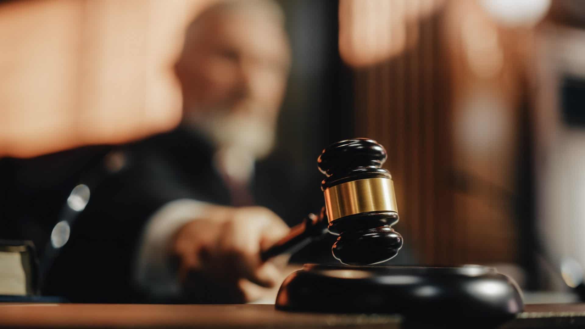 juiz exemplificando batalha judicial