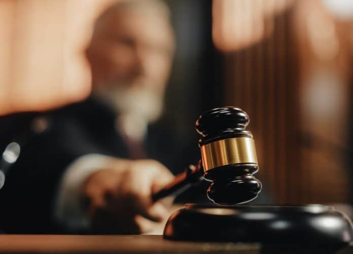 juiz exemplificando batalha judicial