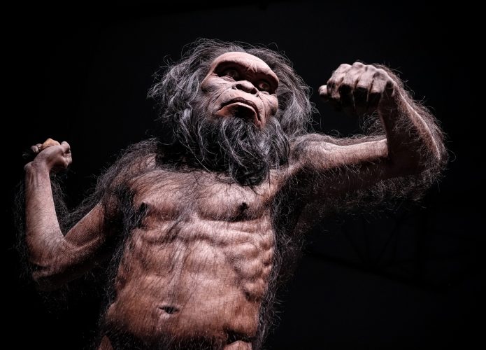 Escultura de um homem-das-cavernas