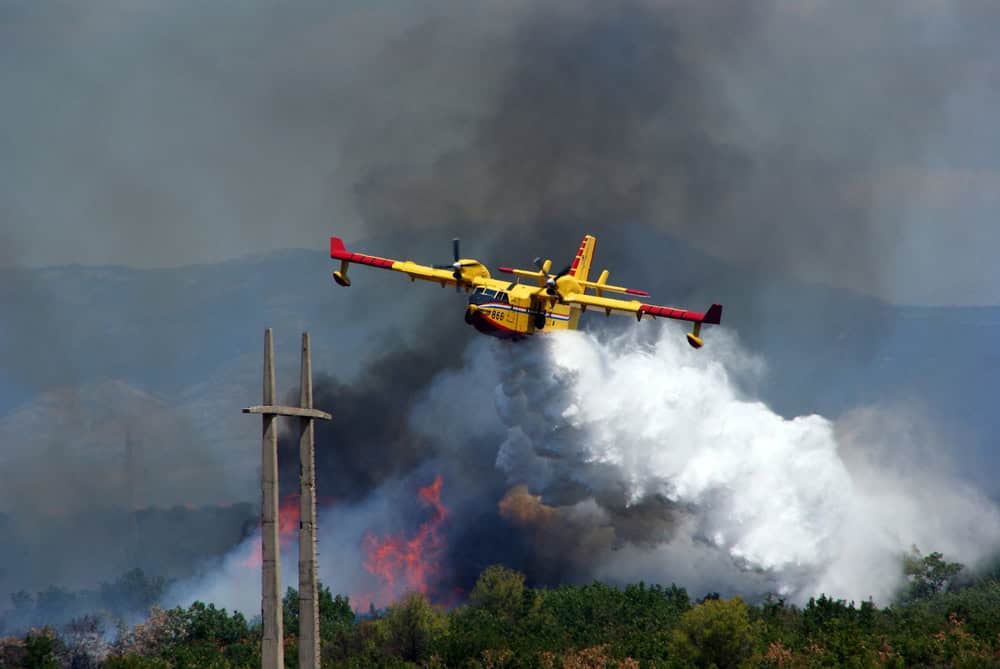 Uma aeronave de combate a incêndios CL-415 Super Scooper da Força Aérea Croata.