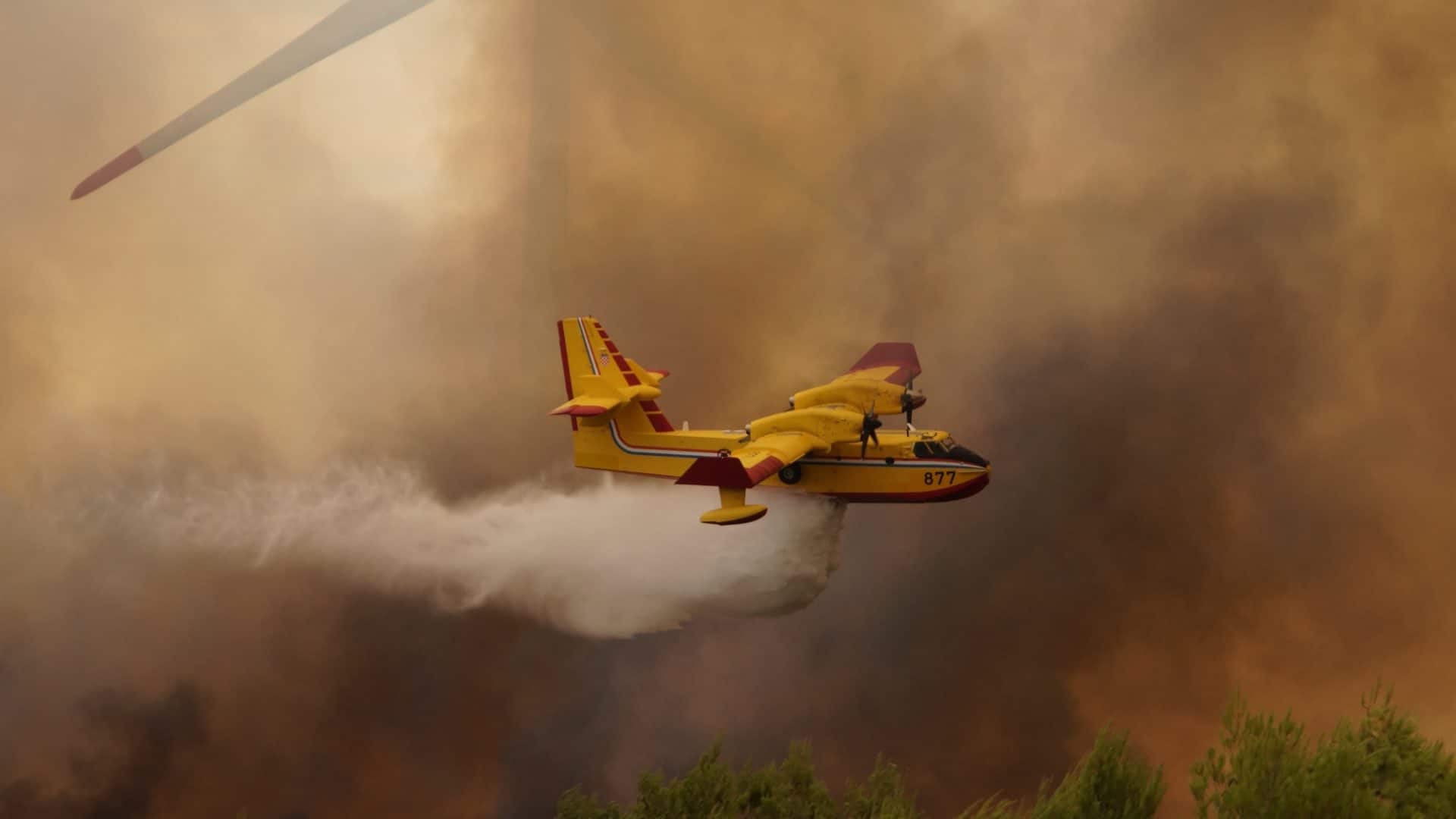 Uma aeronave de combate a incêndios CL-415 Super Scooper