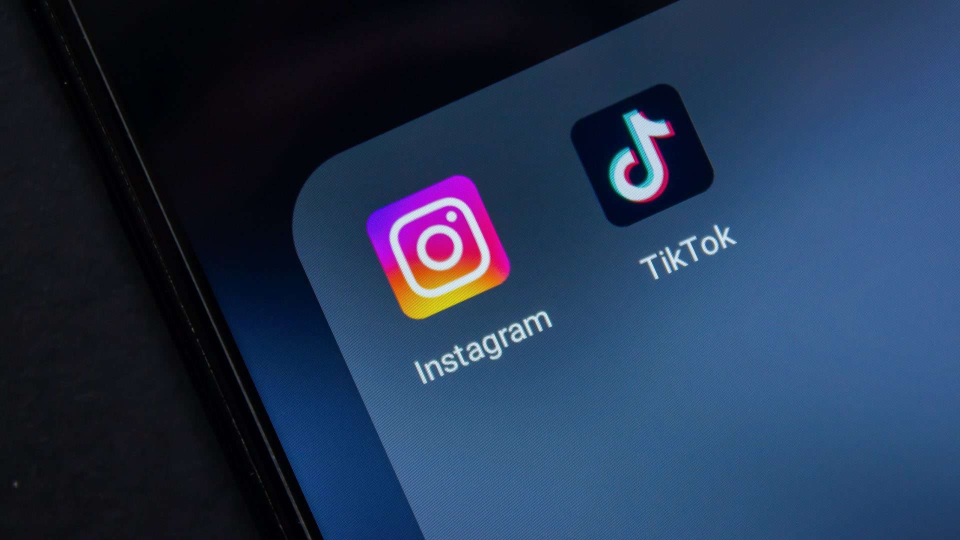 Instagram versus TikTok. Imagem mostra o logotipo de ambas redes sociais lado a lado em uma tela de celular