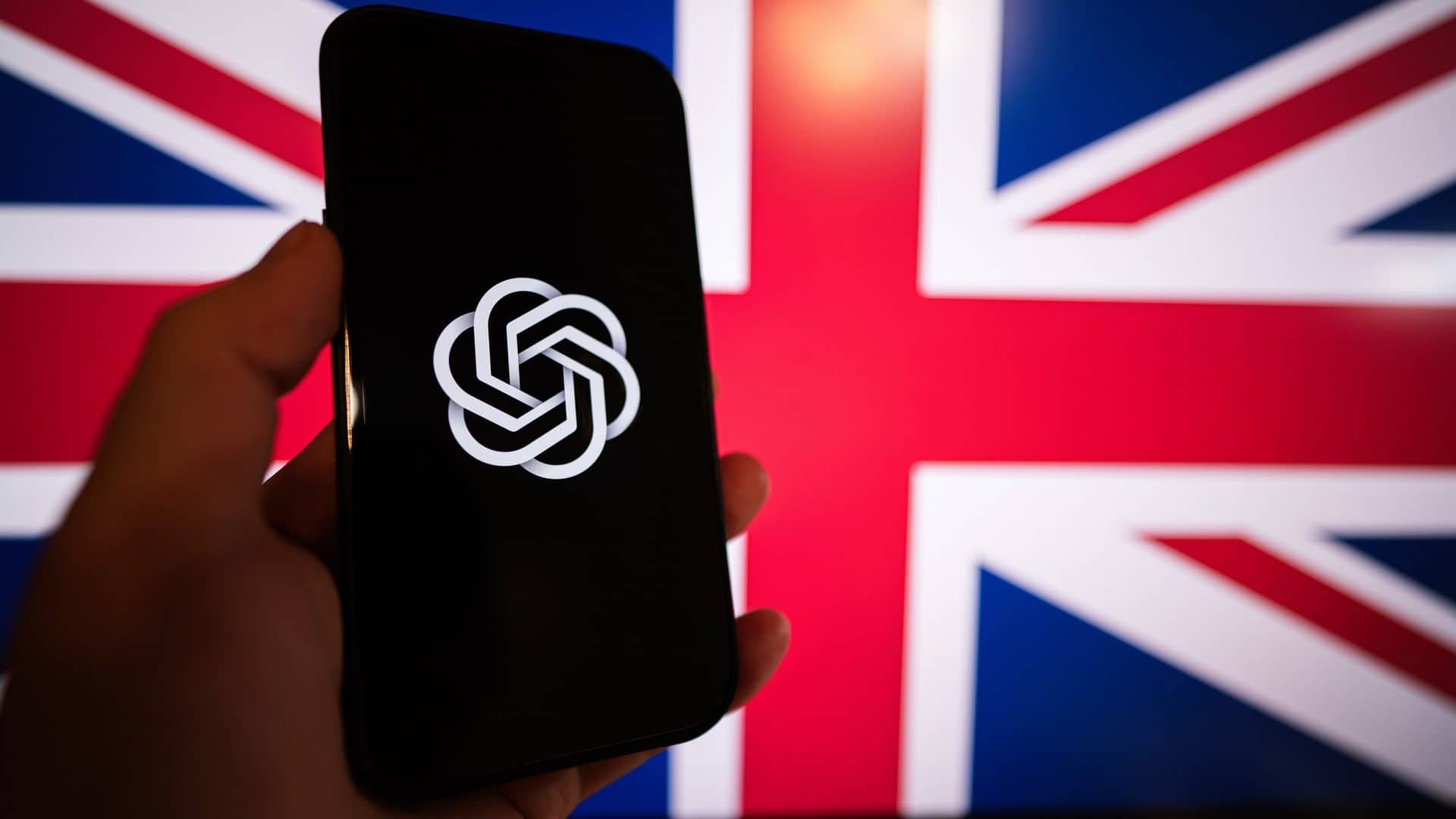 Bandeira do Reino Unido junto de um celular com símbolo do ChatGPT, associando à inteligência artificial