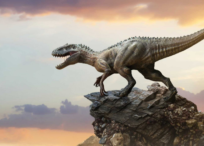 Dinossauro em cima de uma rocha com a boca aberta