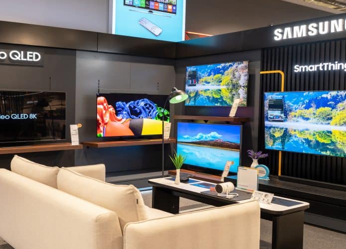 Logotipo da Samsung e TVs dentro da loja de eletrônicos. Minsk, Bielorrússia, 2023