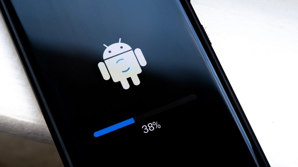 Atualização de telefone Android em andamento, tela de carregamento, close-up do display do smartphone. Atualizando o firmware do dispositivo móvel, conceito de atualização de software, objeto de perto.