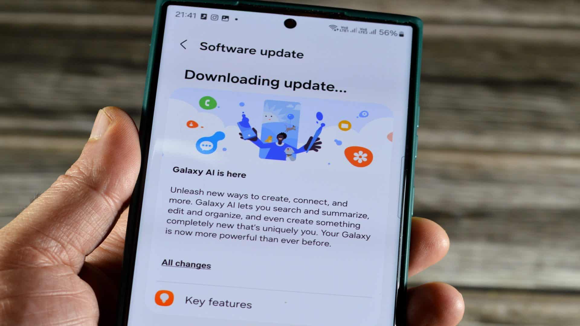 Mão segurando celular Samsung, mostrando a atualização de software da Samsung para celulares topo de linha da Samsung