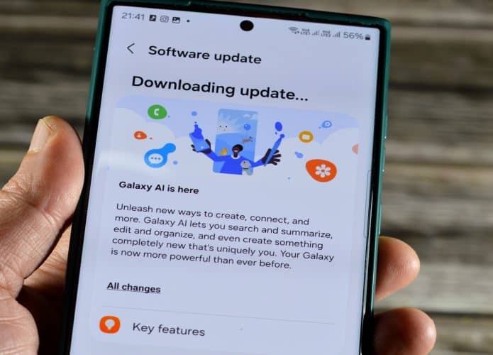 Mão segurando celular Samsung, mostrando a atualização de software da Samsung para celulares topo de linha da Samsung
