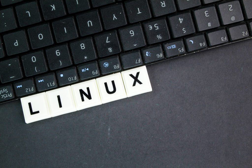 Letras do alfabeto com a palavra linux. Conceito de internet. Linux é uma família de sistemas operacionais de código aberto do tipo Unix