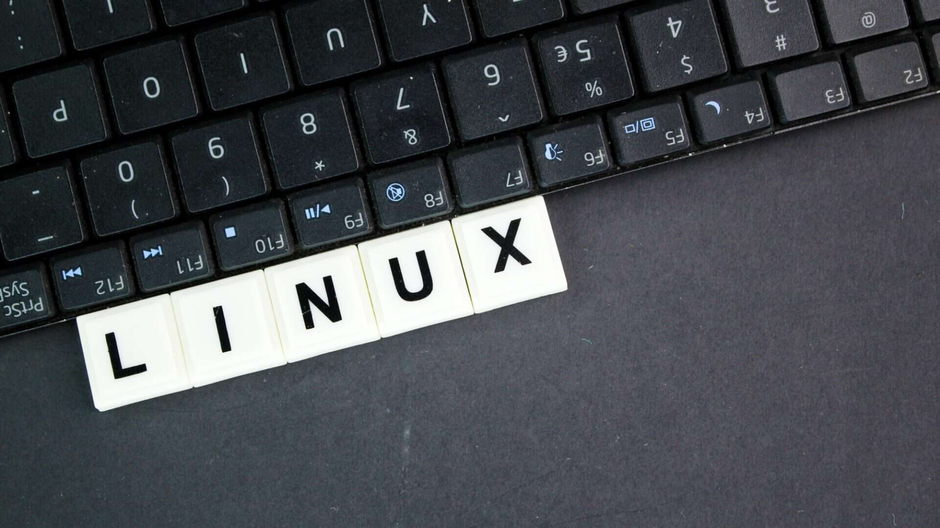 Letras do alfabeto com a palavra linux. Conceito de internet. Linux é uma família de sistemas operacionais de código aberto do tipo Unix