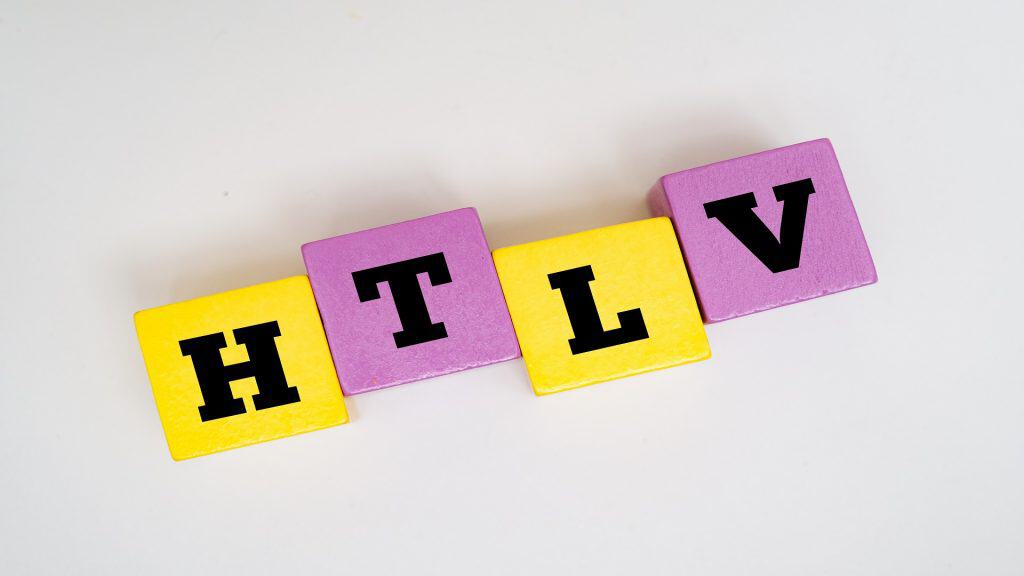 Sigla do HTLV em quadrados coloridos em amarelo e lilás