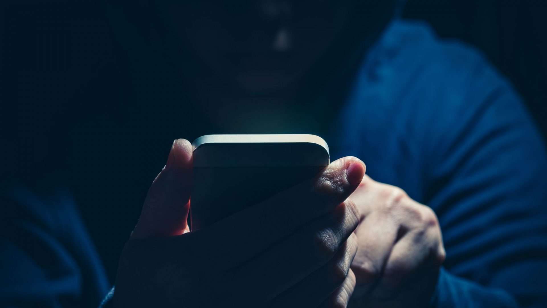 Smartphone nas mãos de uma pessoa