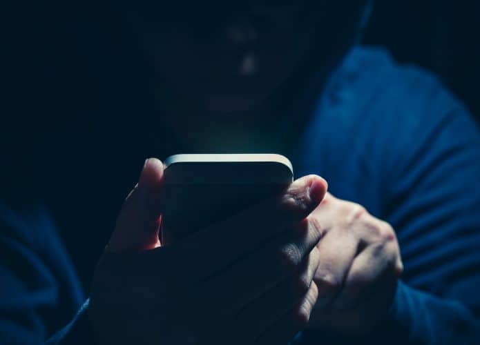 Smartphone nas mãos de uma pessoa
