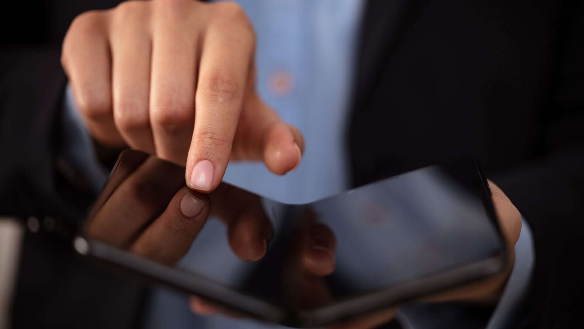 Jovem segura um smartphone dobrável