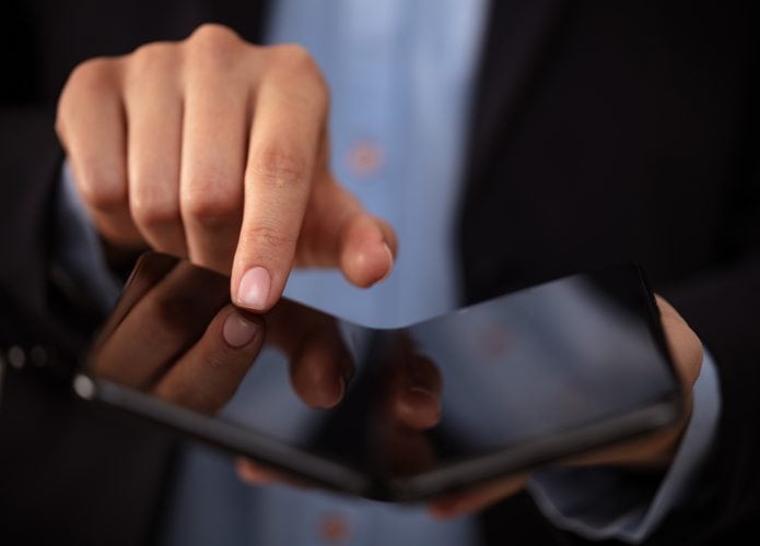 Jovem segura um smartphone dobrável