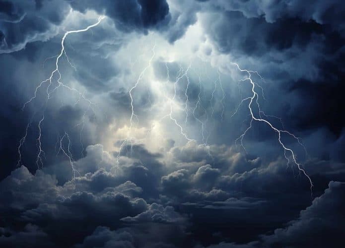 Chuvas com raios e nuvens escuras