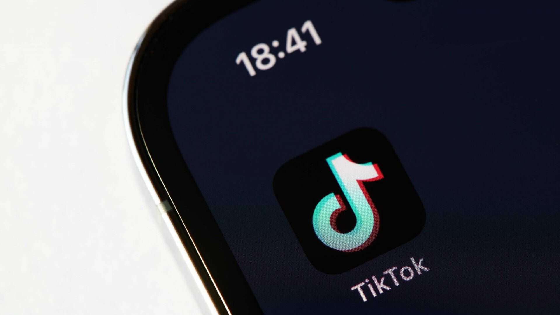 Logo do TikTok em um smartphone