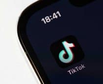 Logo do TikTok em um smartphone