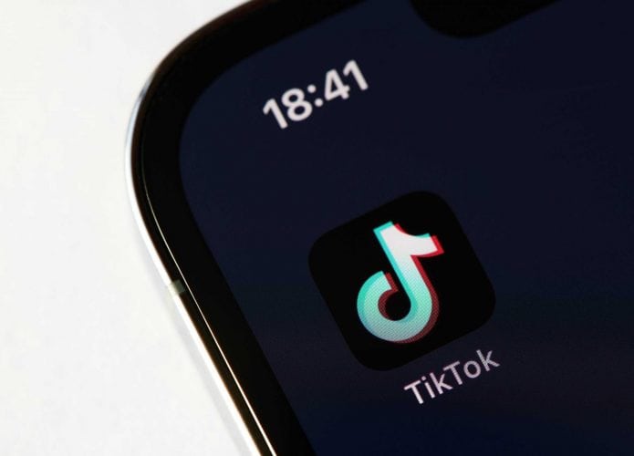 Logo do TikTok em um smartphone