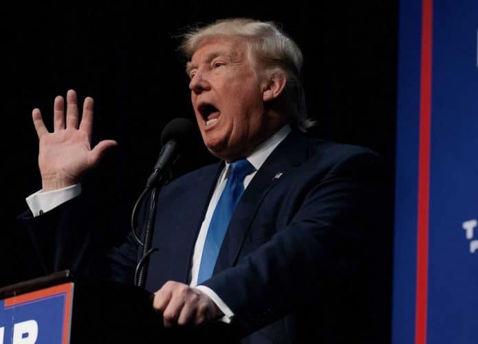 trump-no-palanque-1-e1738608404623-695x500