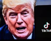 Ao fundo, meio desfocado, rosto de Donald Trump com a boca aberta; à frente, logo do TikTok em um smartphone