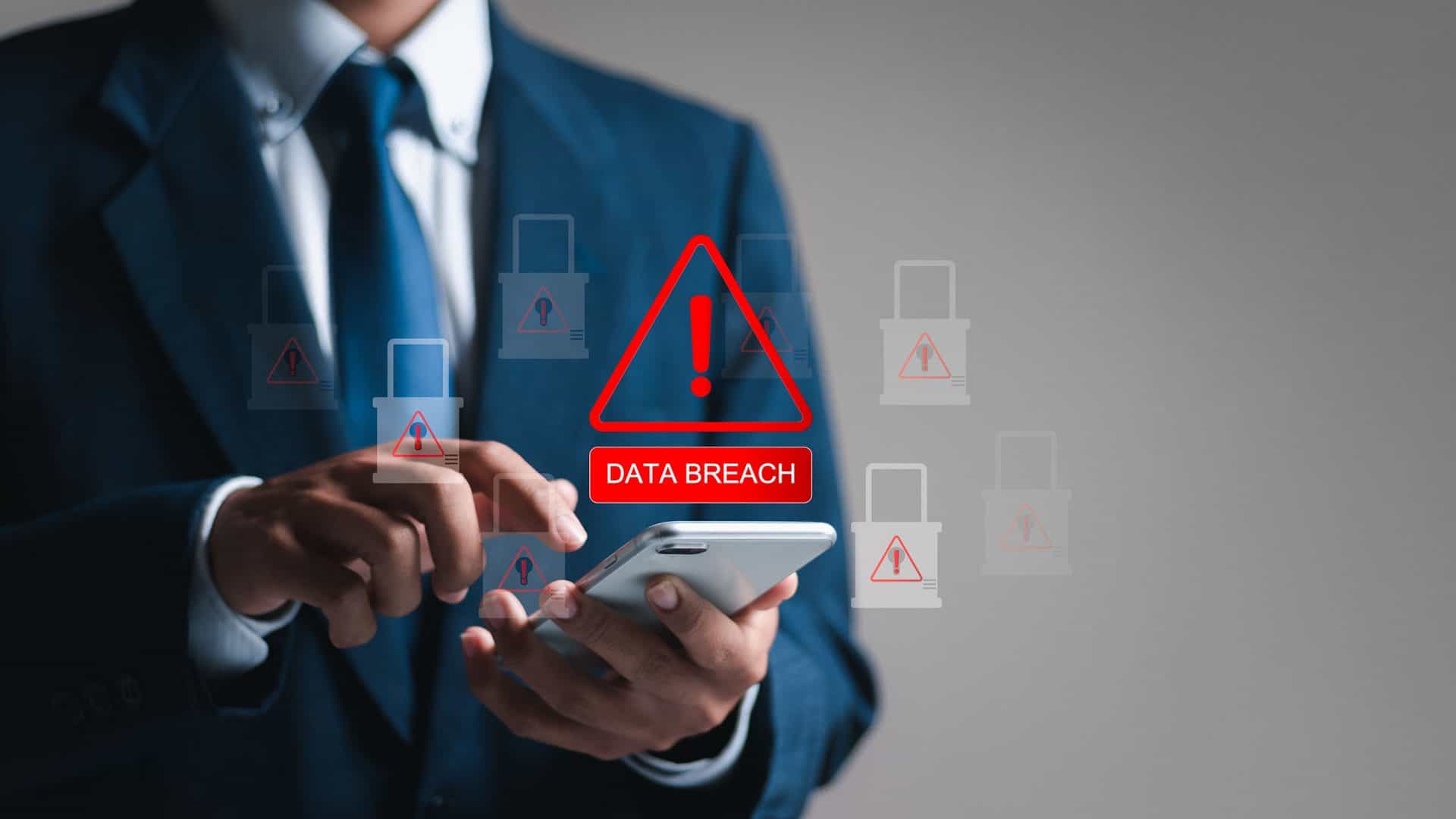 Conceito de violação de dados e ataque de hackers; empresário usa smartphone com ícone de cadeado virtual para vazamento de informações