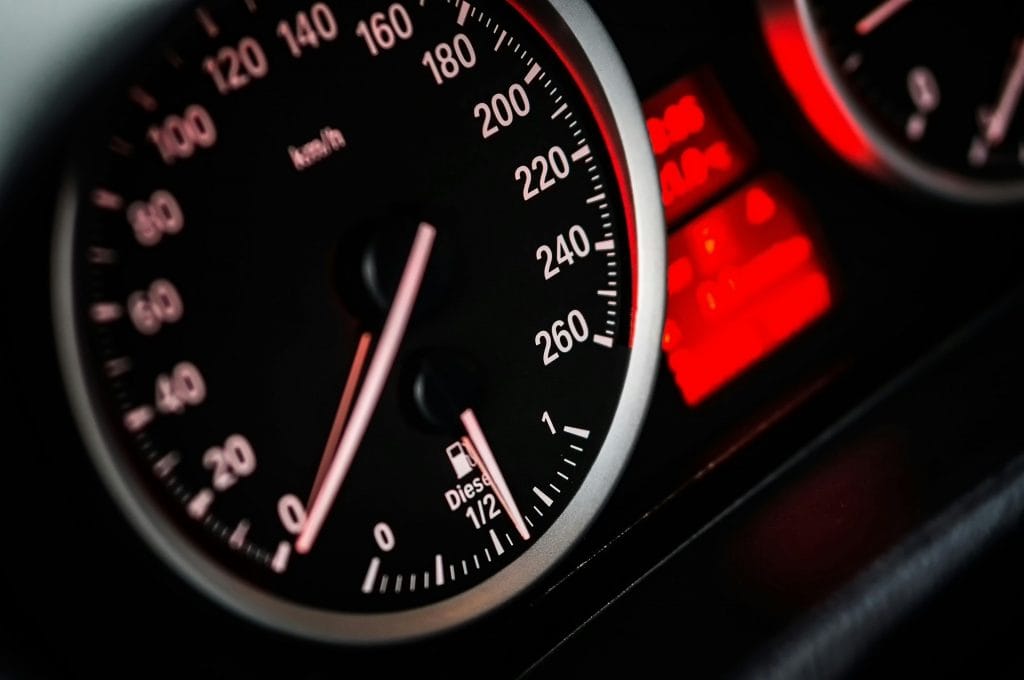 Imagem de um velocímetro de carro para caso o acelerador quebrar o que fazer