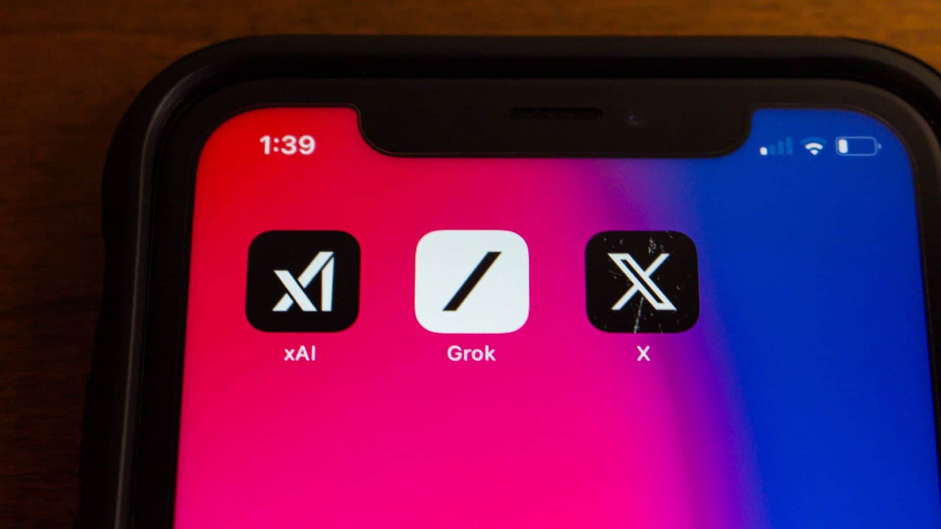 Logos de xAI, Grok e X na tela de um smartphone