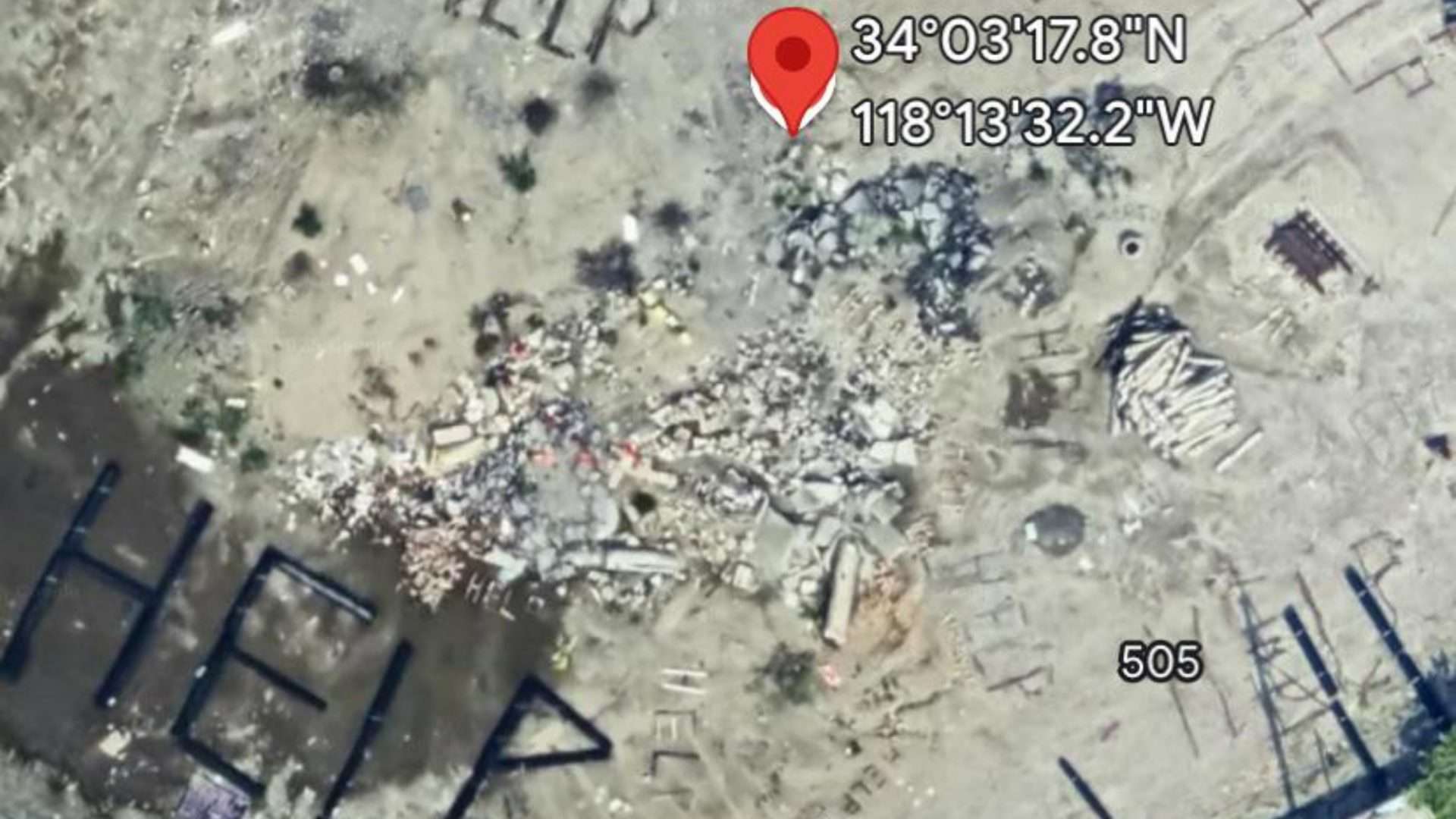 Um terreno baldio em Los Angeles, Califórnia, tornou-se o centro de um mistério online após usuários do Google Maps descobrirem mensagens de socorro alarmantes visíveis nas imagens de satélite.