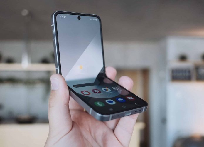 Galaxy Z Flip 6 dobrado em L na mão de uma pessoa