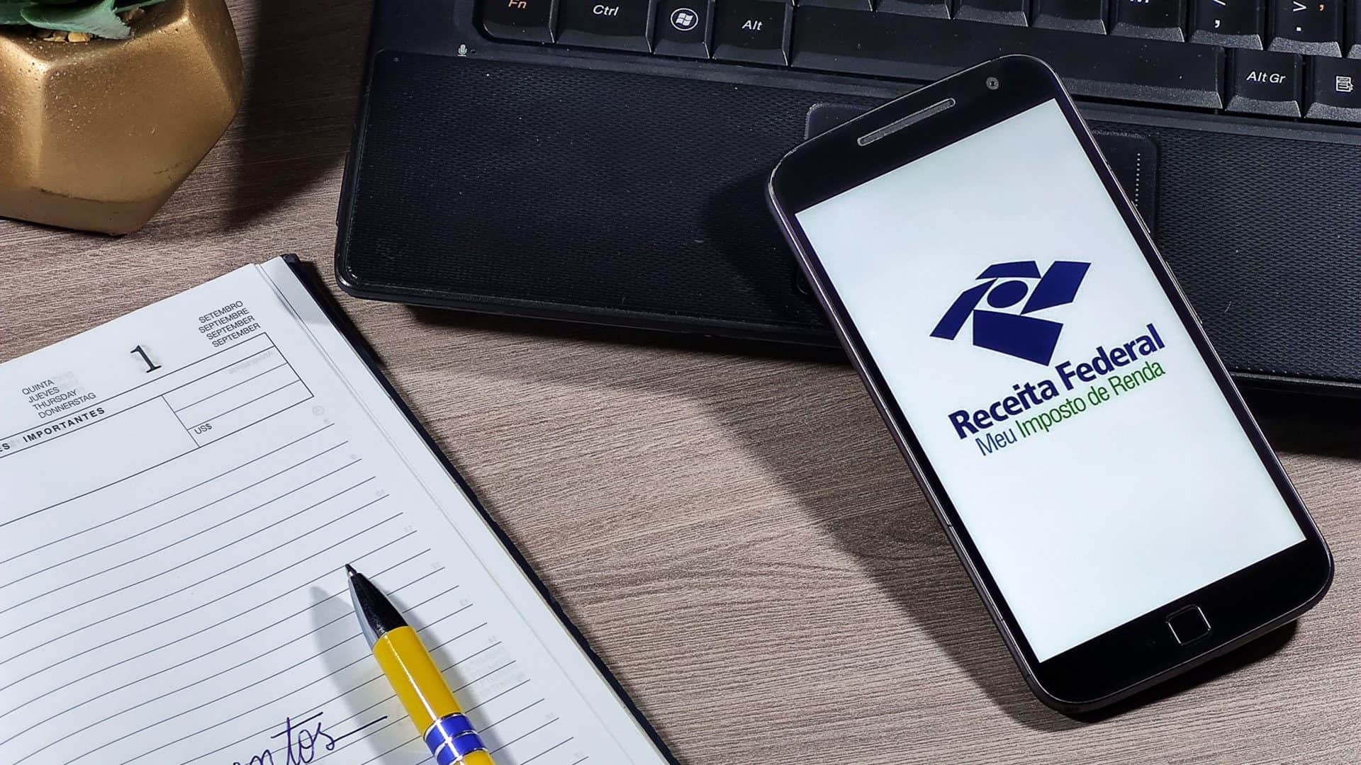 Receita Federal - Meu imposto de Renda (Brazilian Federal Revenue Department) logo on smartphone screen on office desk