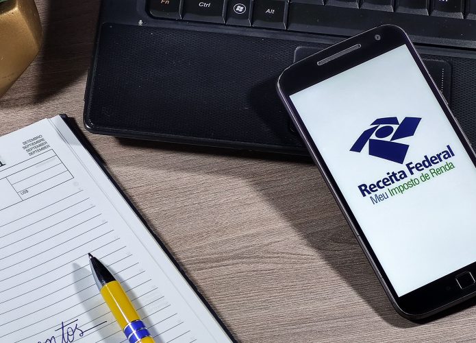 Receita Federal - Meu imposto de Renda (Brazilian Federal Revenue Department) logo on smartphone screen on office desk