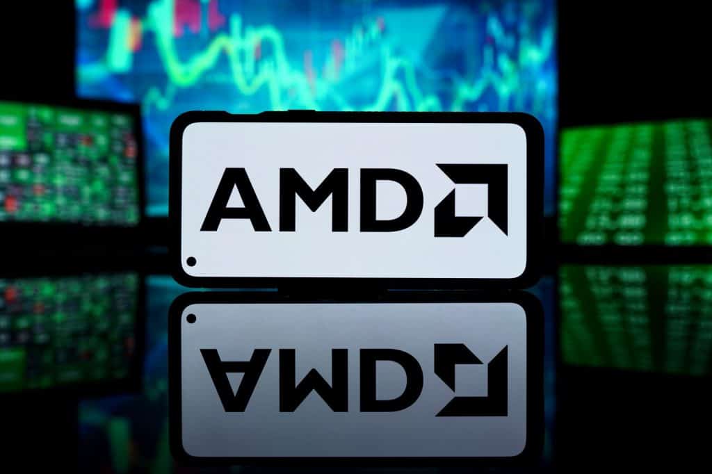 Logo da AMD na tela de um smartphone