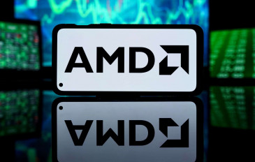 Logo da AMD na tela de um smartphone