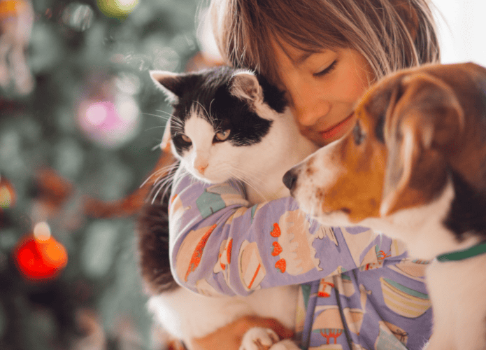 Menina com cão e gato