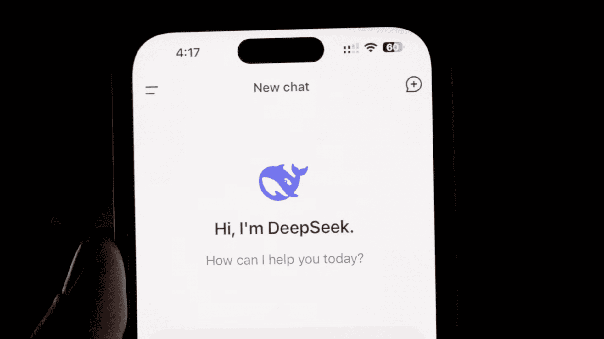 Mão segurando celular com o aplicativo da DeepSeek na tela