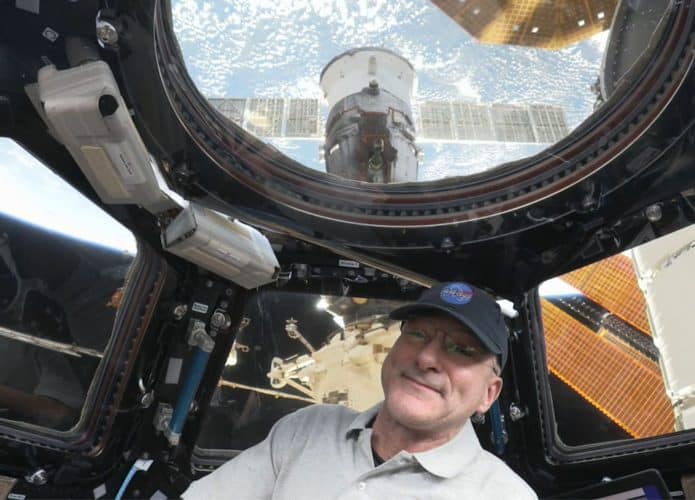 Selfie do astronauta Don Pettit, da NASA, na Estação Espacial Internacional com a Terra ao fundo