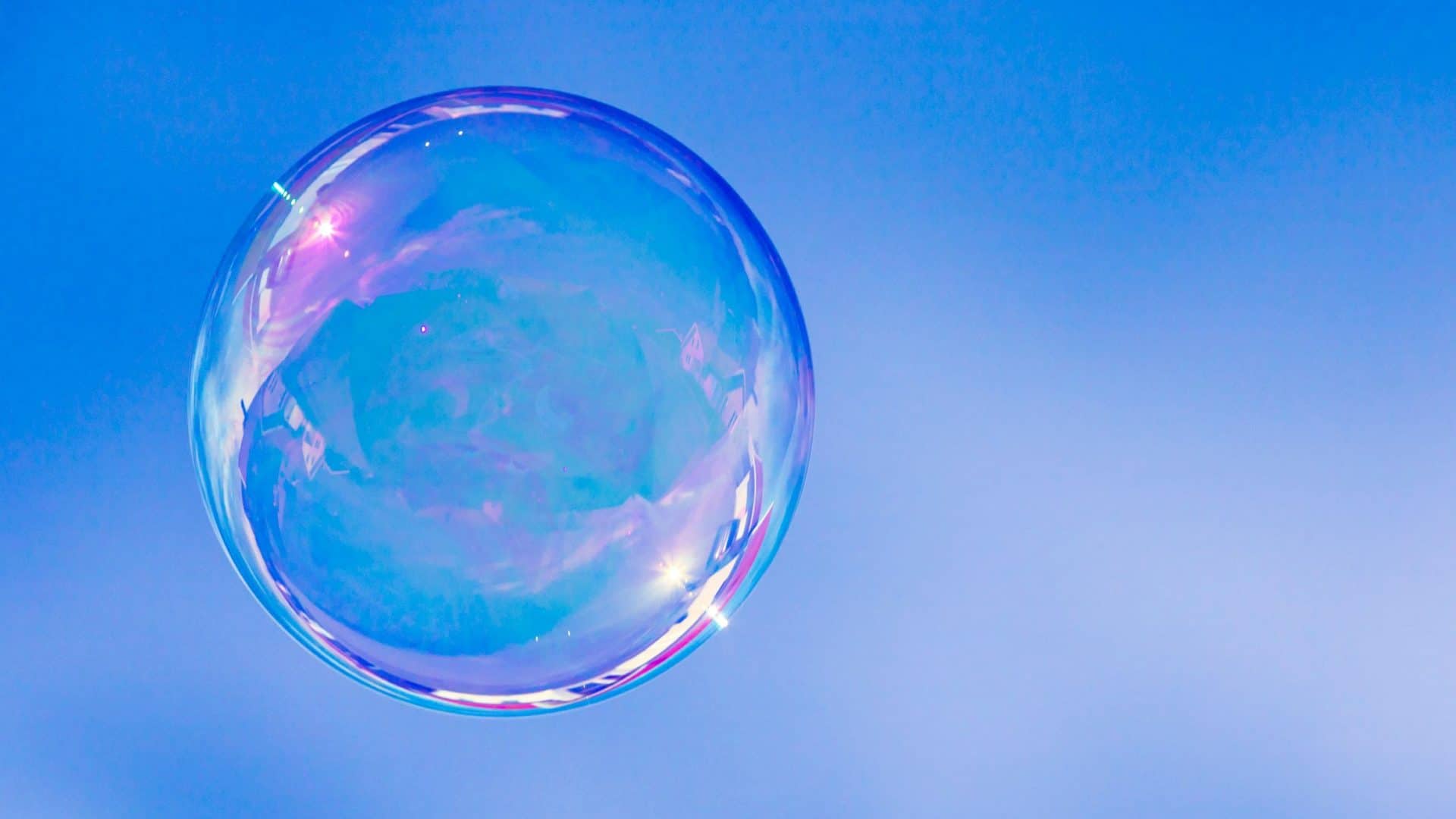 Bolha de sabão com o céu ao fundo