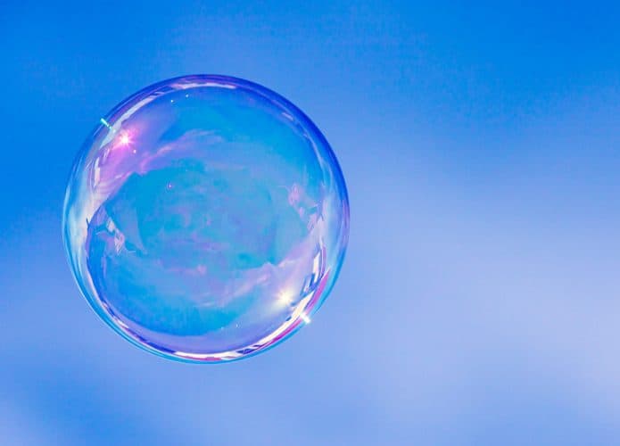 Bolha de sabão com o céu ao fundo