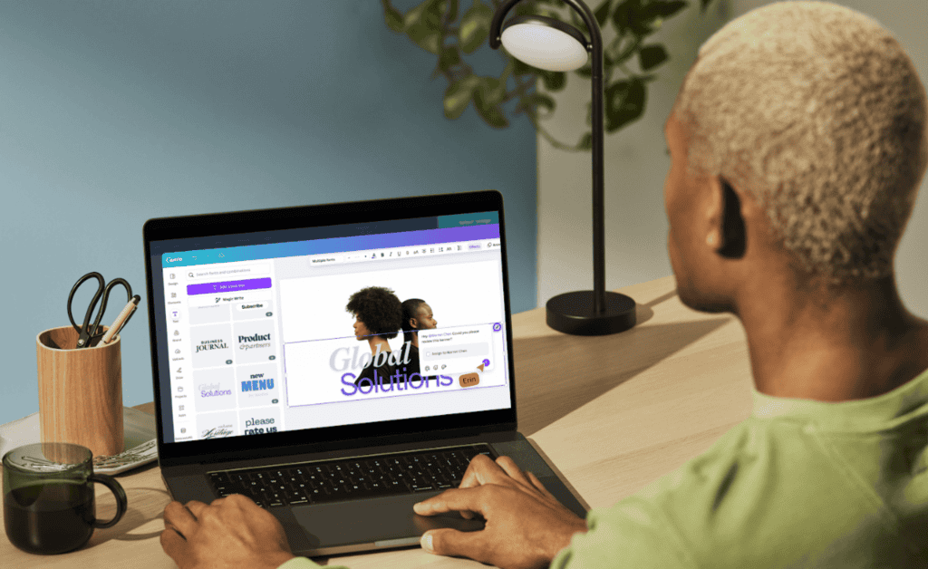 Mulher, de costas, sentada, com a mão direita em um mouse e olhando para um monitor